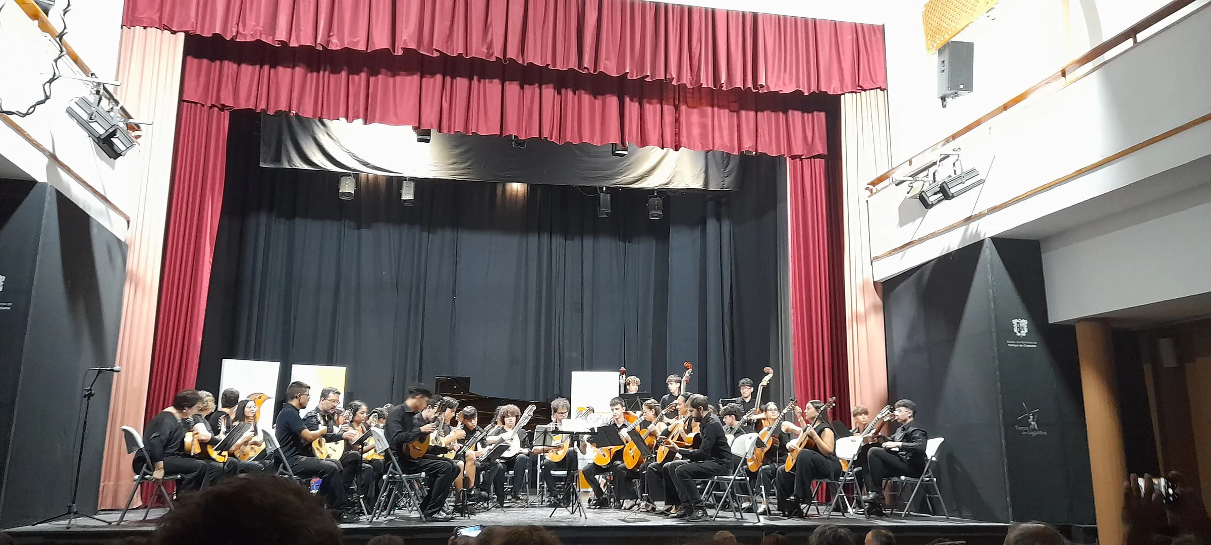 The course orchestra on stage at Campo de Criptana, guitars and strings together.