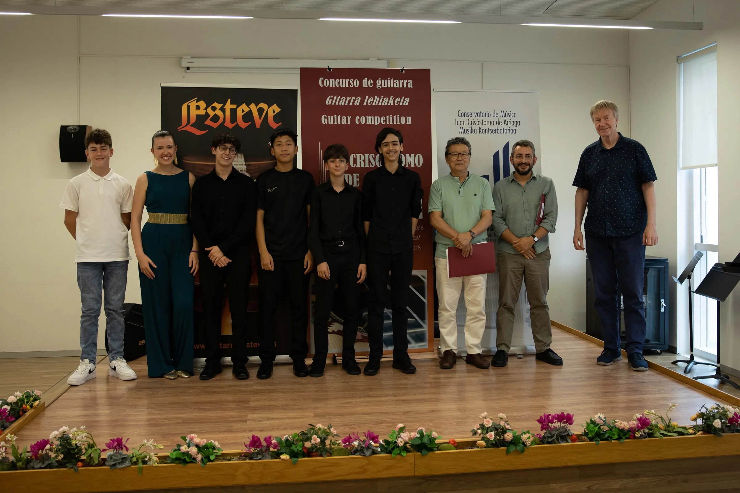 The Nivel II entrants and the jury on stage at the end of the competition.