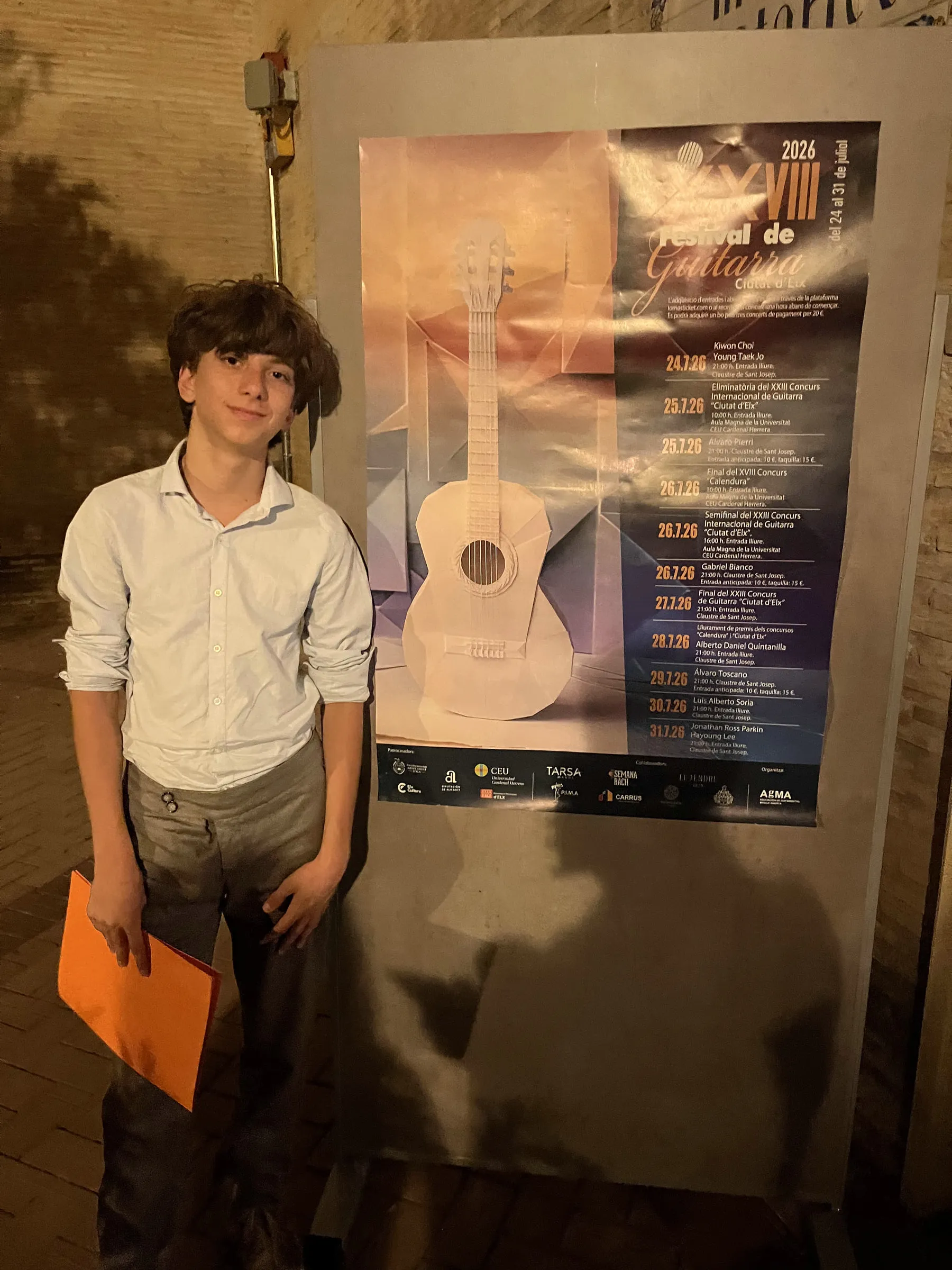 Nestor beside the poster for the XXVIII Festival de Guitarra «Ciutat d’Elx».