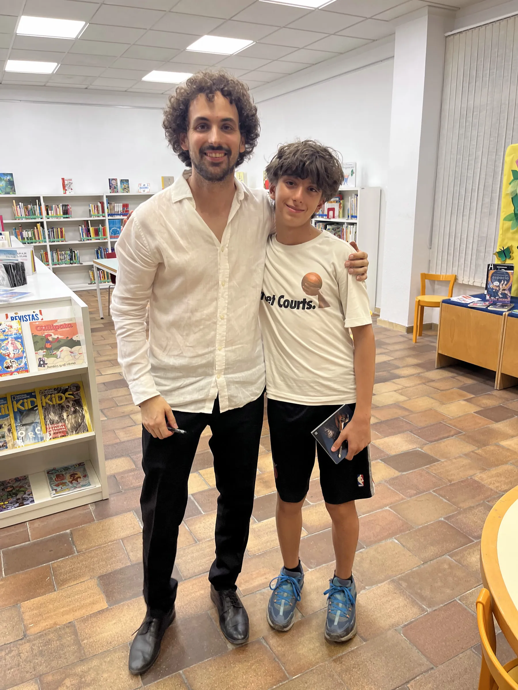 Nestor with the guitarist Álvaro Toscano at the Elche festival.