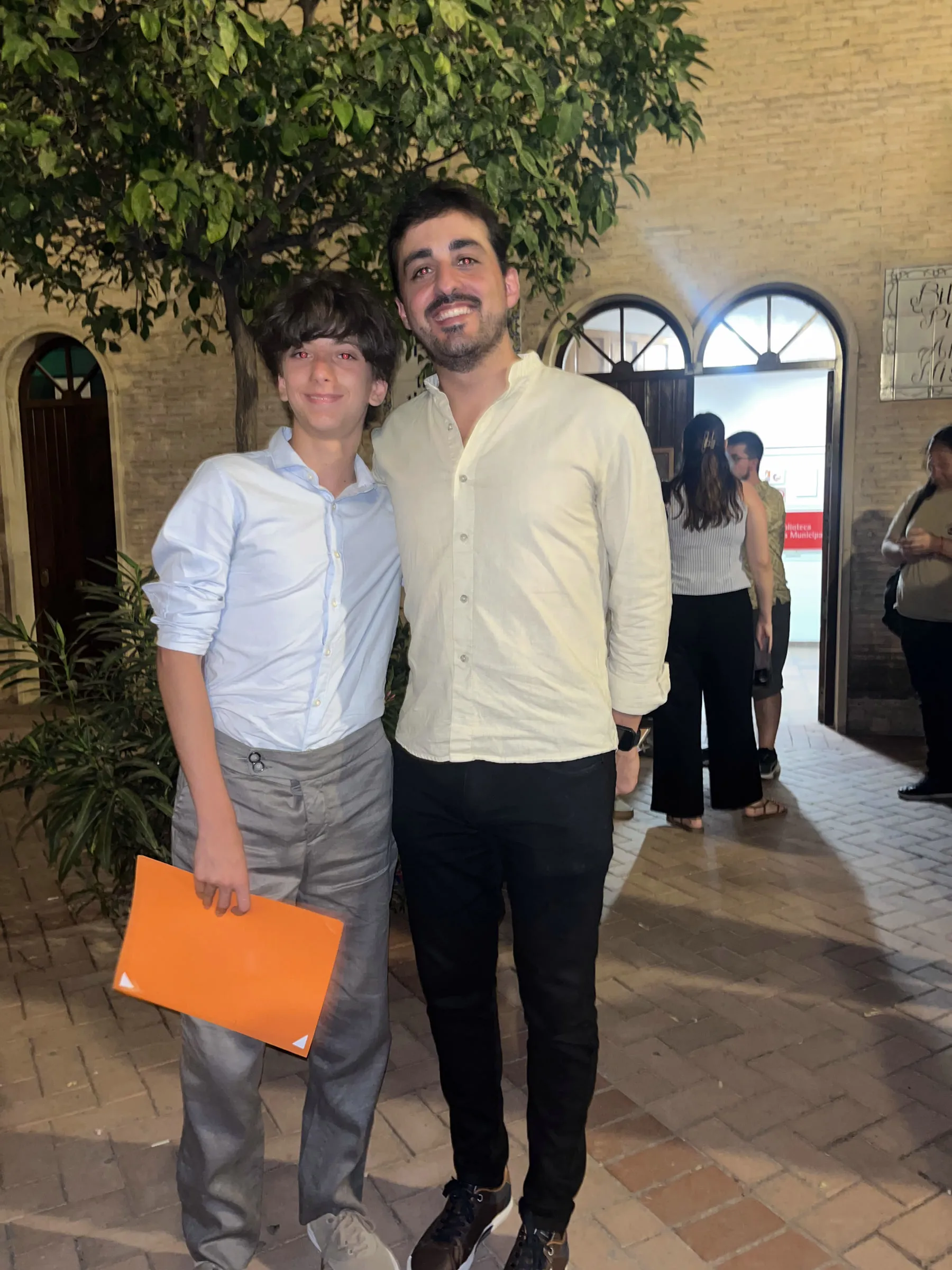 Nestor with the guitarist Javier Llanes at the Elche festival.