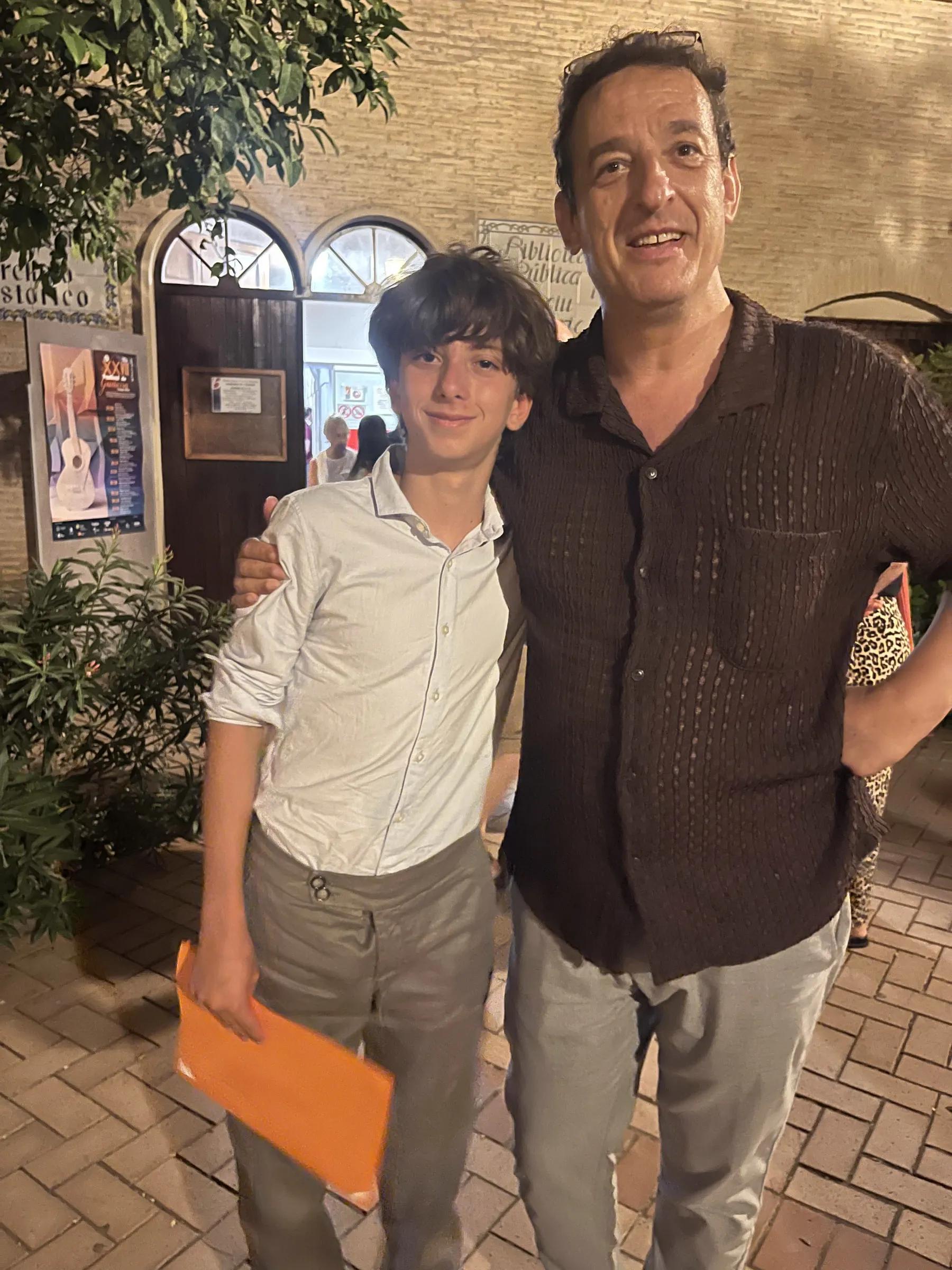 Nestor with the guitarist Marco Smaili at the Elche festival.
