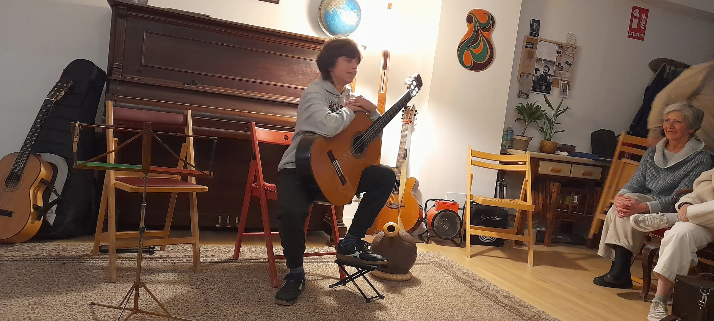 Nestor playing at a house audition in El Escorial.