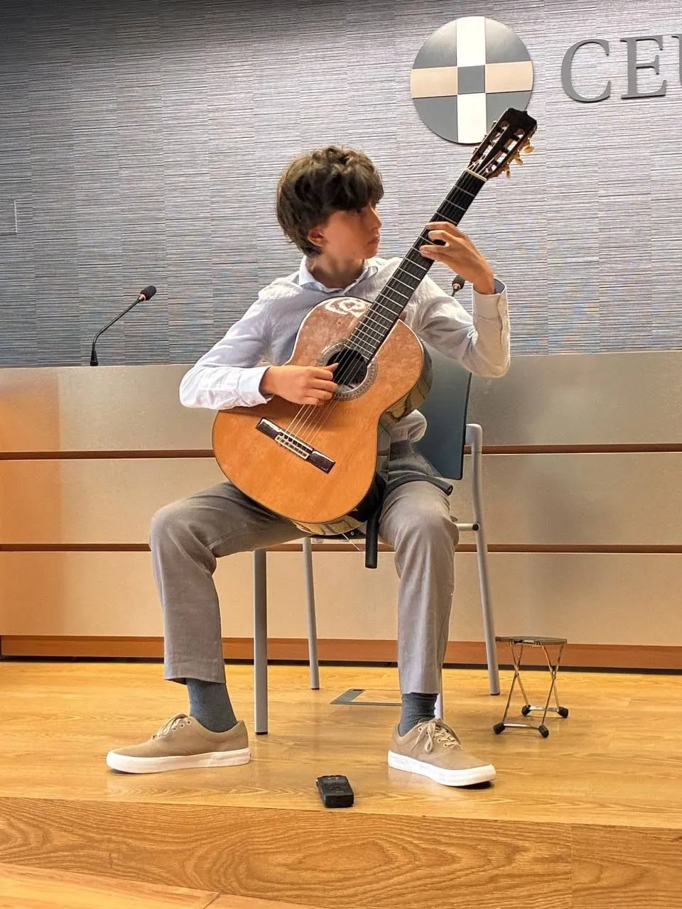 Nestor performing, mid-phrase, at the microphone.